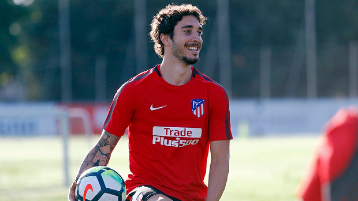 Vrsaljko sonr&iacute;e durante un entrenamiento del Atl&eacute;tico