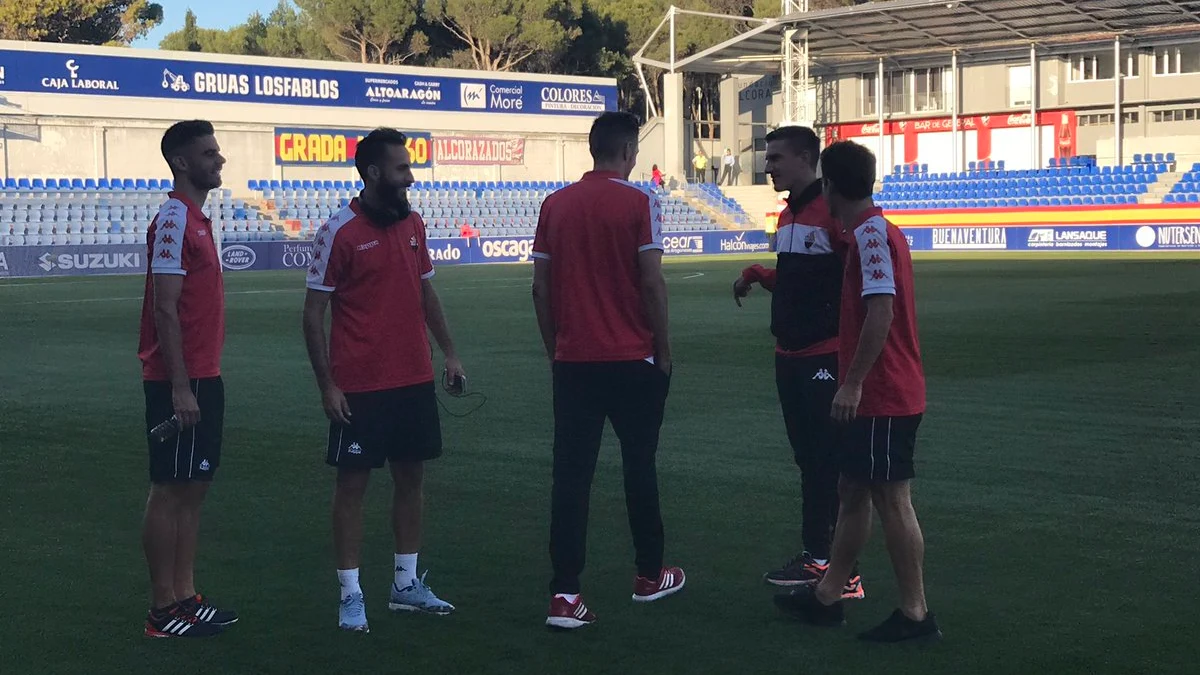 Banderas de España en la visita del Reus al campo del Huesca