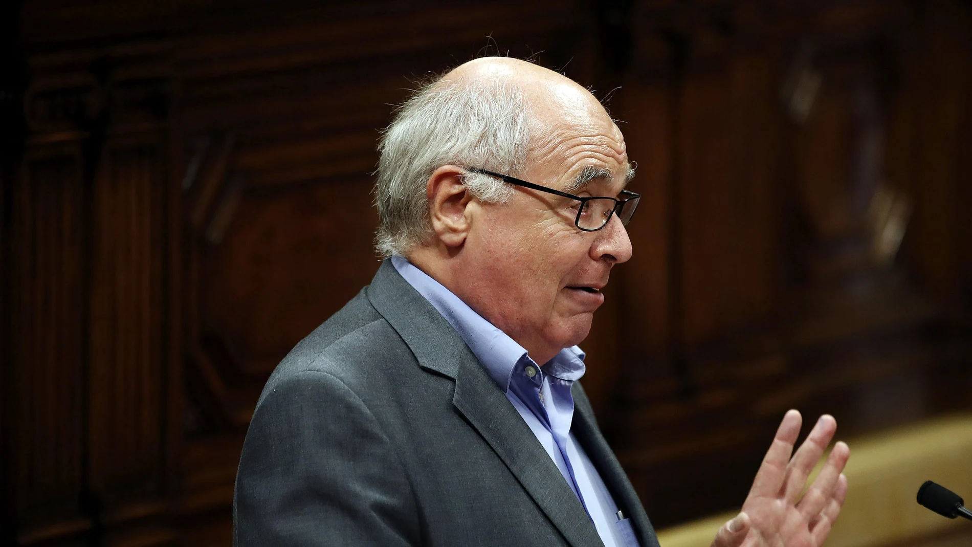 El líder del CSQEP, Lluís Rabell, durante su intervención tras la declaración del presidente Carles Puigdemont 