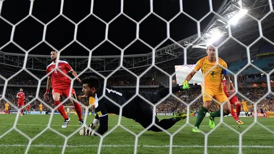 Cahil marca el gol que mete a Australia en la repesca y deja fuera a Siria del Mundial Cahil marca el gol que mete a Australia en la repesca y deja fuera a Siria del Mundial