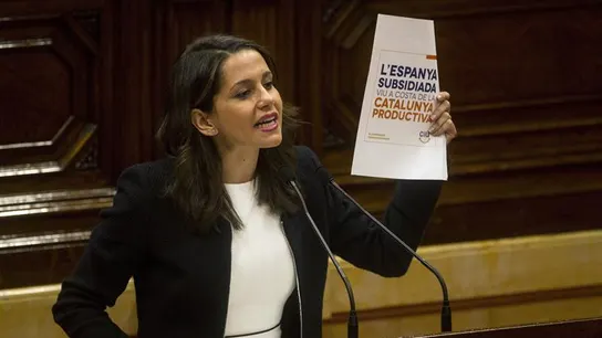 Inés Arrimadas responde a Puigdemont en el Parlament Inés Arrimadas responde a Puigdemont en el Parlament