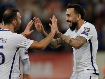 Mitroglou choca las manos con Torosidis Mitroglou choca las manos con Torosidis