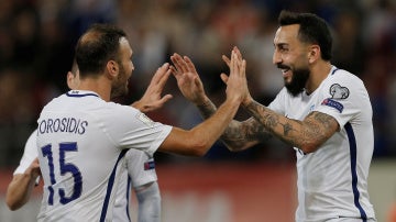 Mitroglou choca las manos con Torosidis