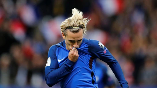 Griezmann se besa el escudo de Francia Griezmann se besa el escudo de Francia