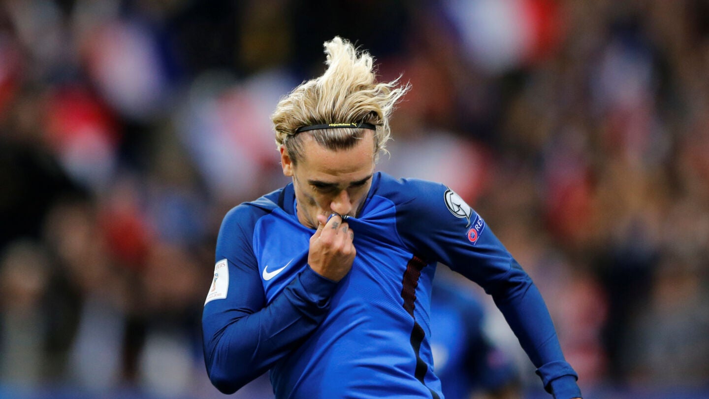 Griezmann se besa el escudo de Francia