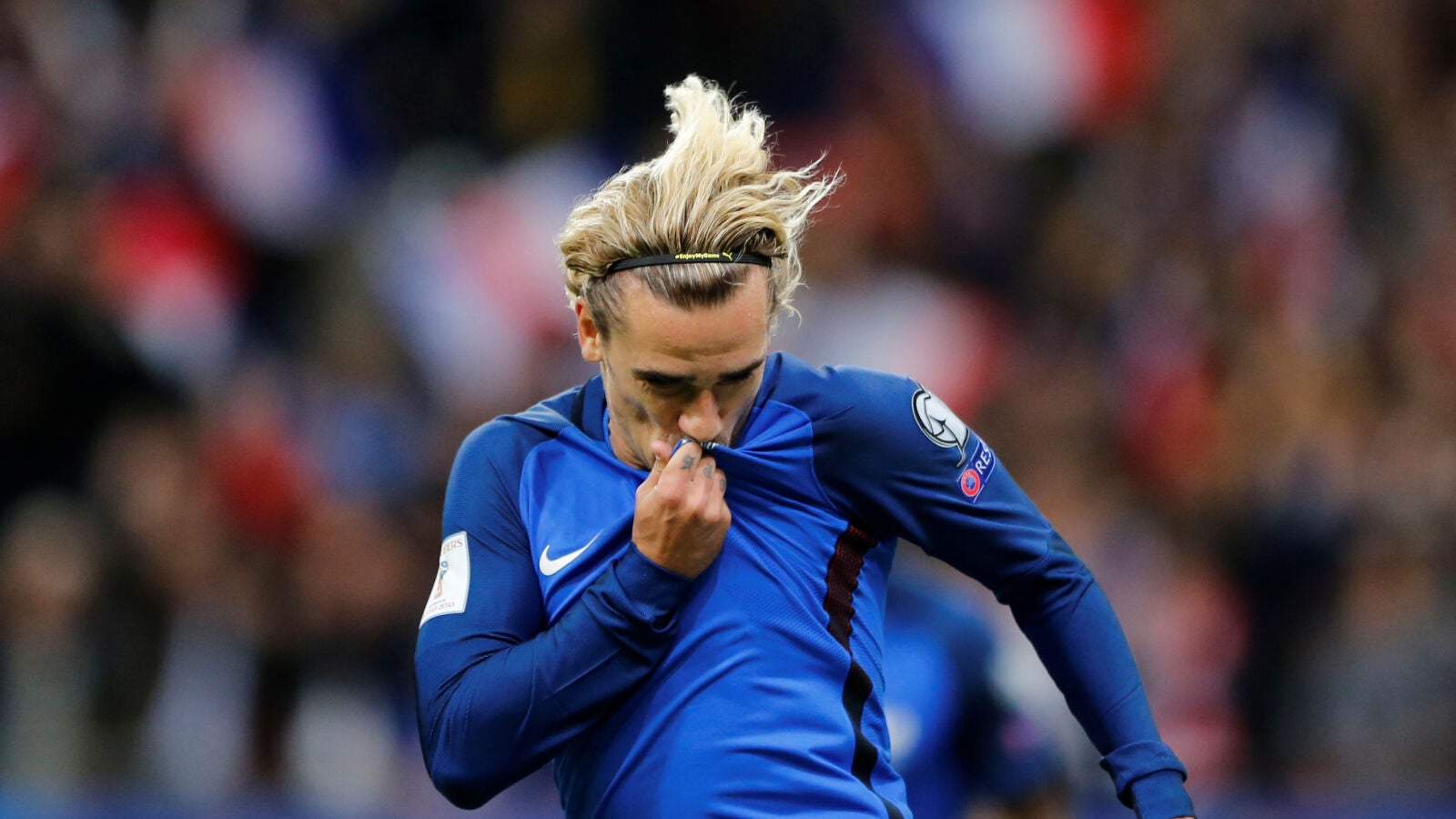 Griezmann se besa el escudo de Francia