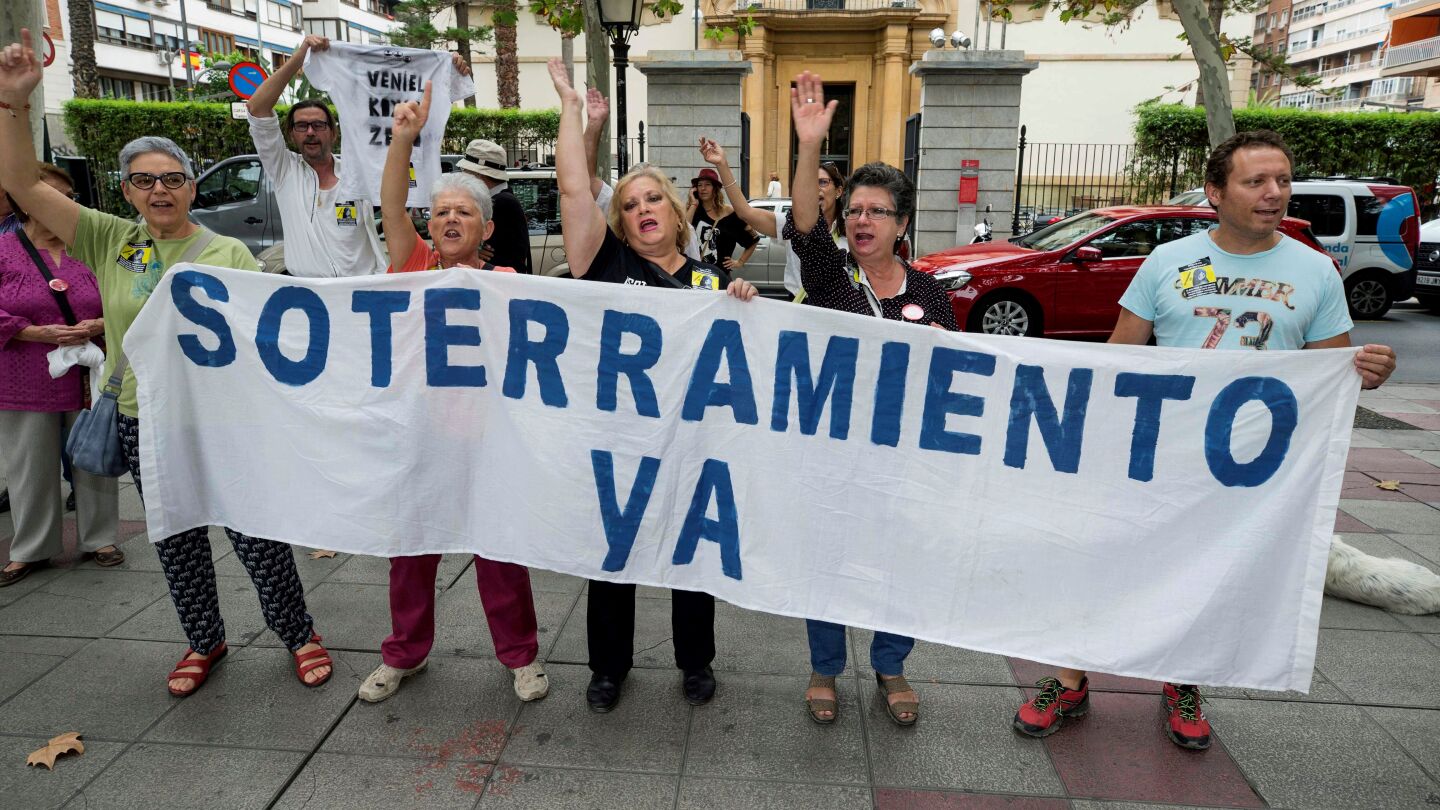 Varios integrantes de la Plataforma Pro-soterramiento de la v&iacute;as de Murcia, se han manifestado en la puerta de la delegaci&oacute;n del gobierno en Murcia