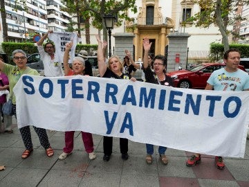 Varios integrantes de la Plataforma Pro-soterramiento de la vías de Murcia, se han manifestado en la puerta de la delegación del gobierno en Murcia Varios integrantes de la Plataforma Pro-soterramiento de la vías de Murcia, se han manifestado en la puerta de la delegación del gobierno en Murcia