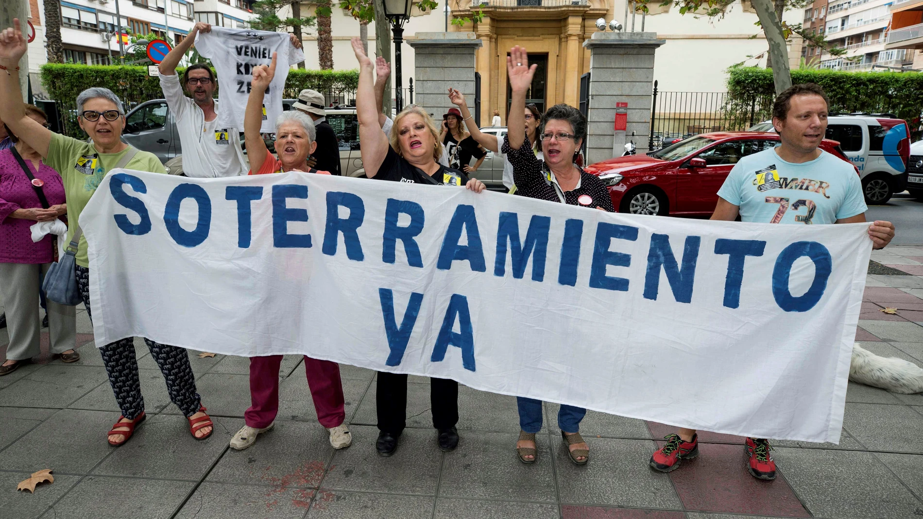 Varios integrantes de la Plataforma Pro-soterramiento de la vías de Murcia, se han manifestado en la puerta de la delegación del gobierno en Murcia