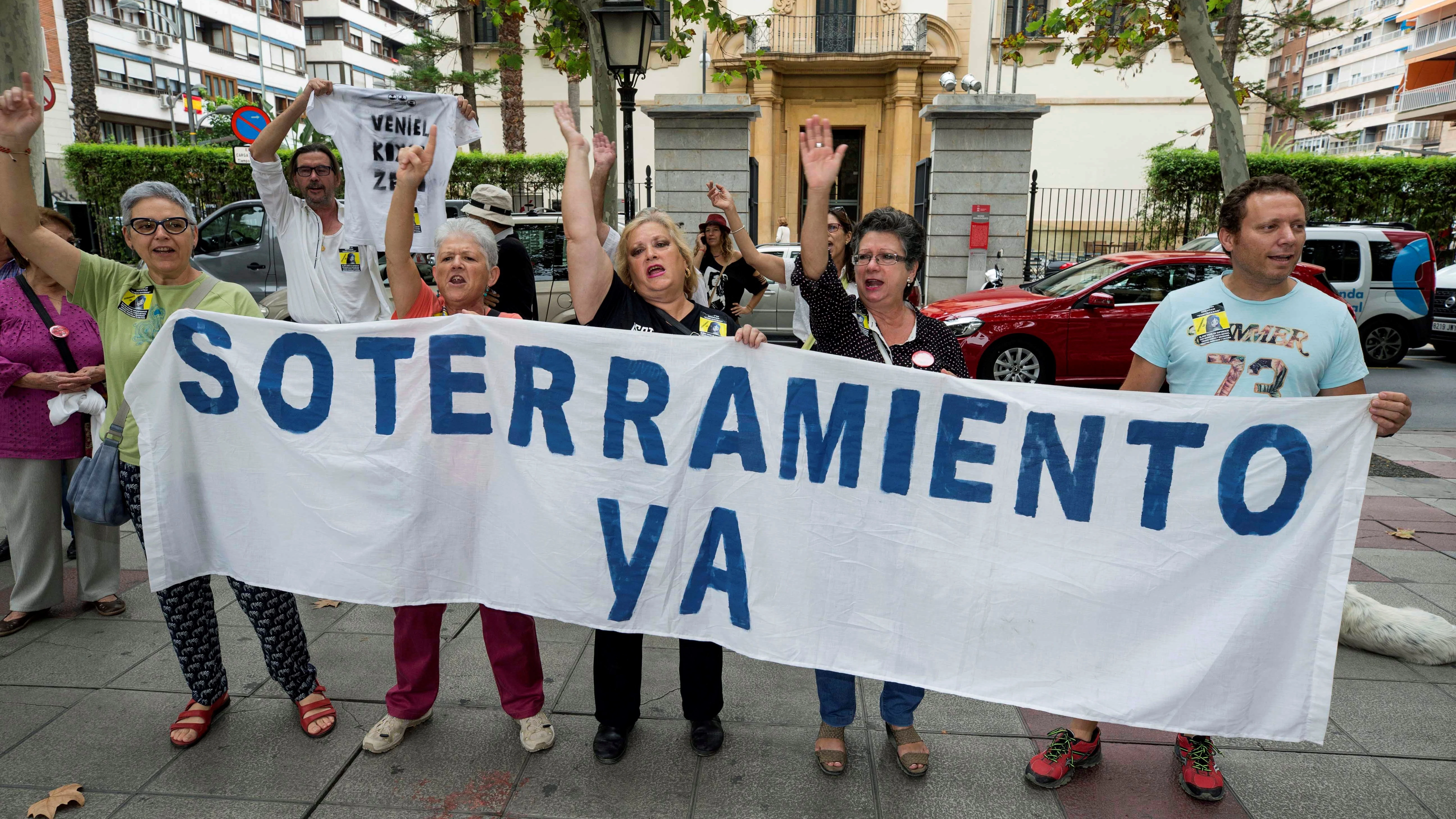 Varios integrantes de la Plataforma Pro-soterramiento de la vías de Murcia, se han manifestado en la puerta de la delegación del gobierno en Murcia