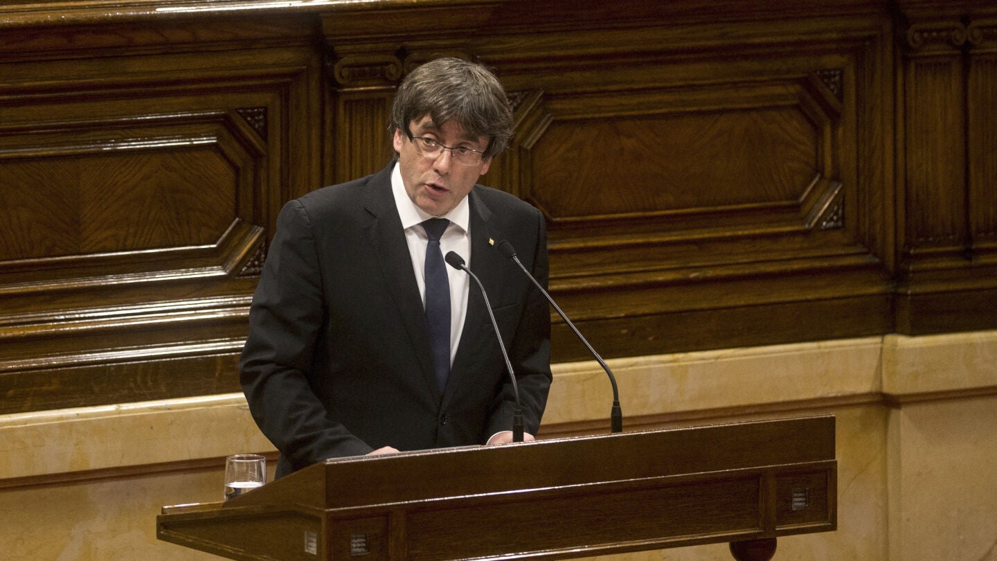 Carles Puigdemont dirige su discurso al Parlament catal&aacute;n