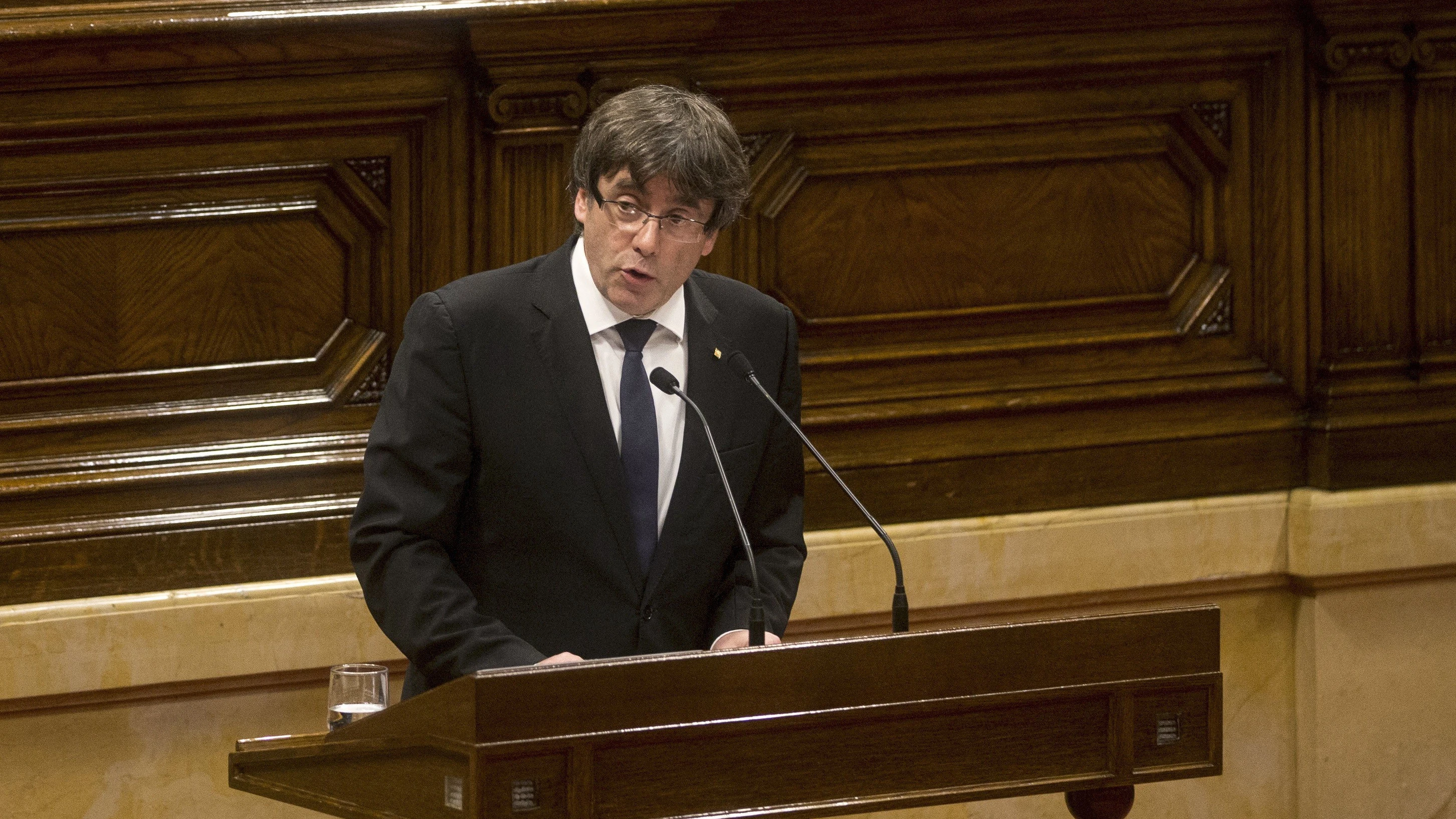 Carles Puigdemont dirige su discurso al Parlament catalán
