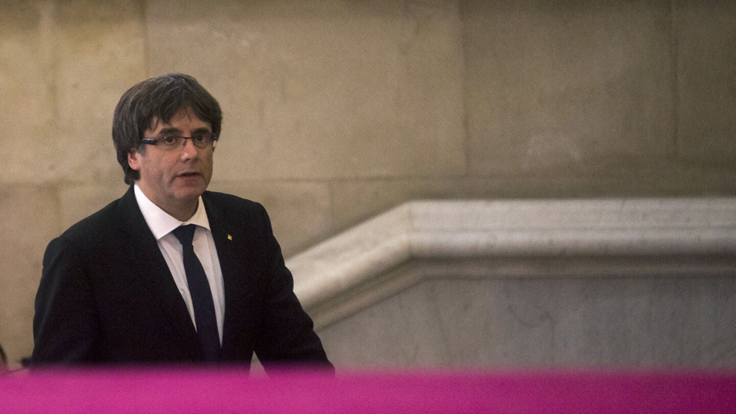 El presidente de la Generalitat, Carles Puigdemont, a su llegada al Parlamento.
