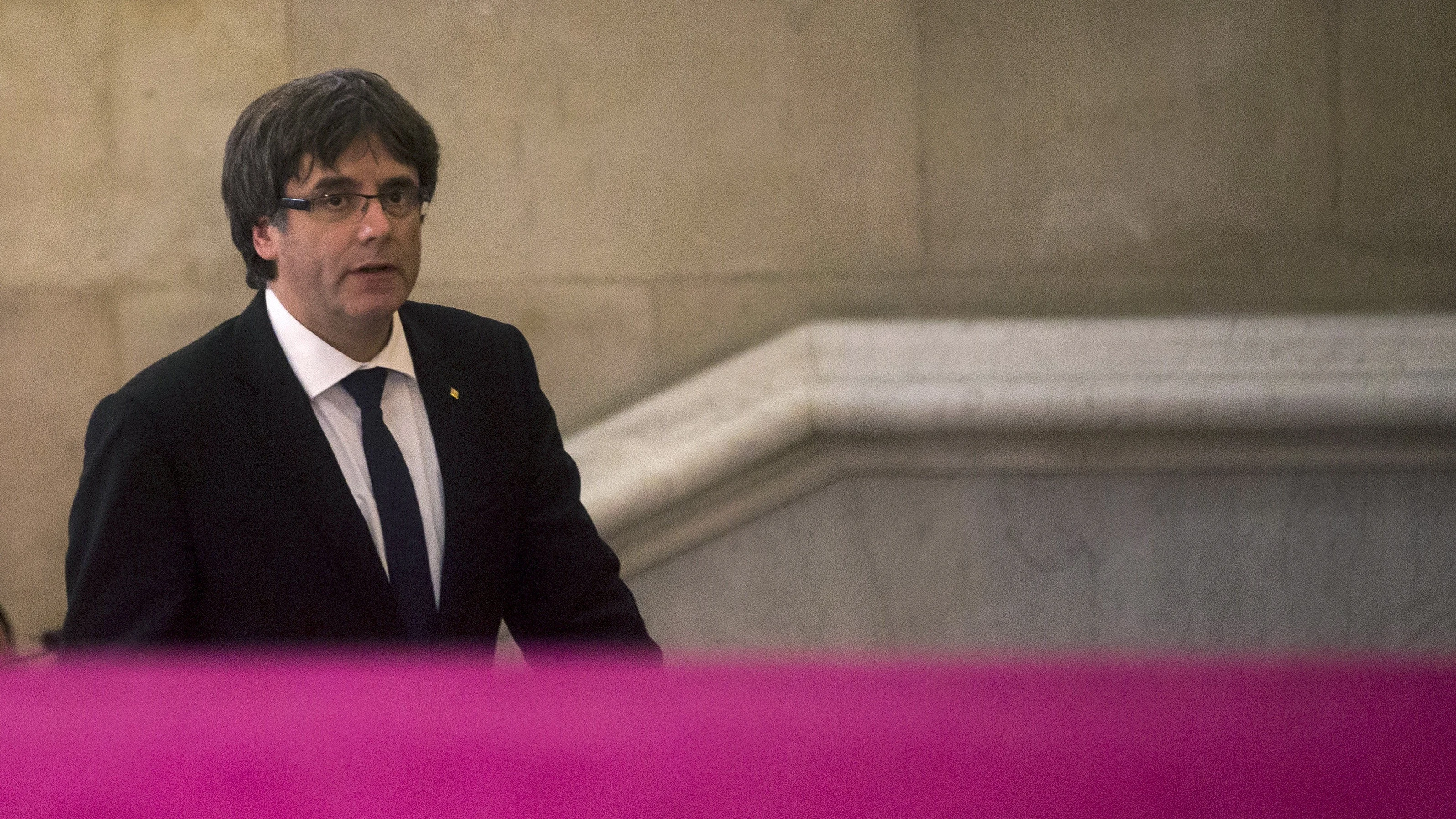 El presidente de la Generalitat, Carles Puigdemont, a su llegada al Parlamento.