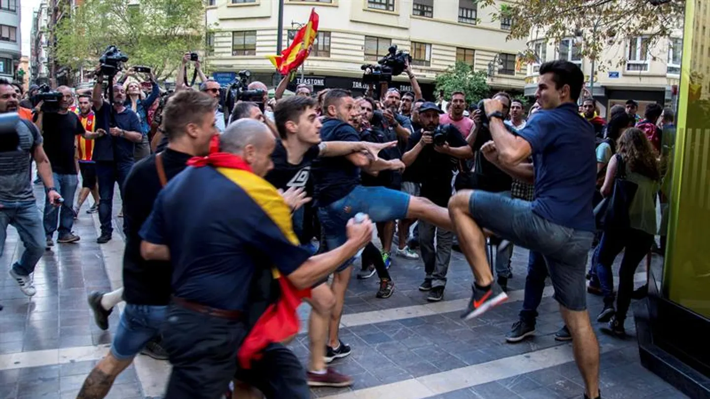 Grupos de ultraderecha boicotean una manifestación en Valencia Grupos de ultraderecha boicotean una manifestación en Valencia