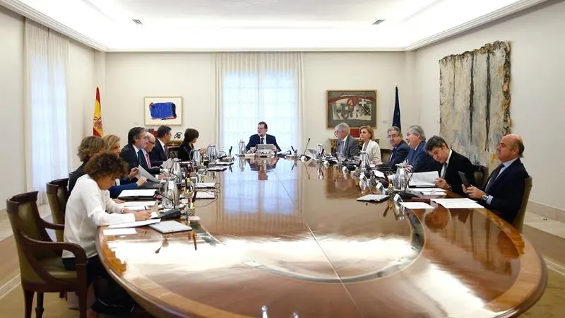 Vista general de la reunión extraordinaria del Consejo de Ministros celebrada tras las palabras de Puigdemont