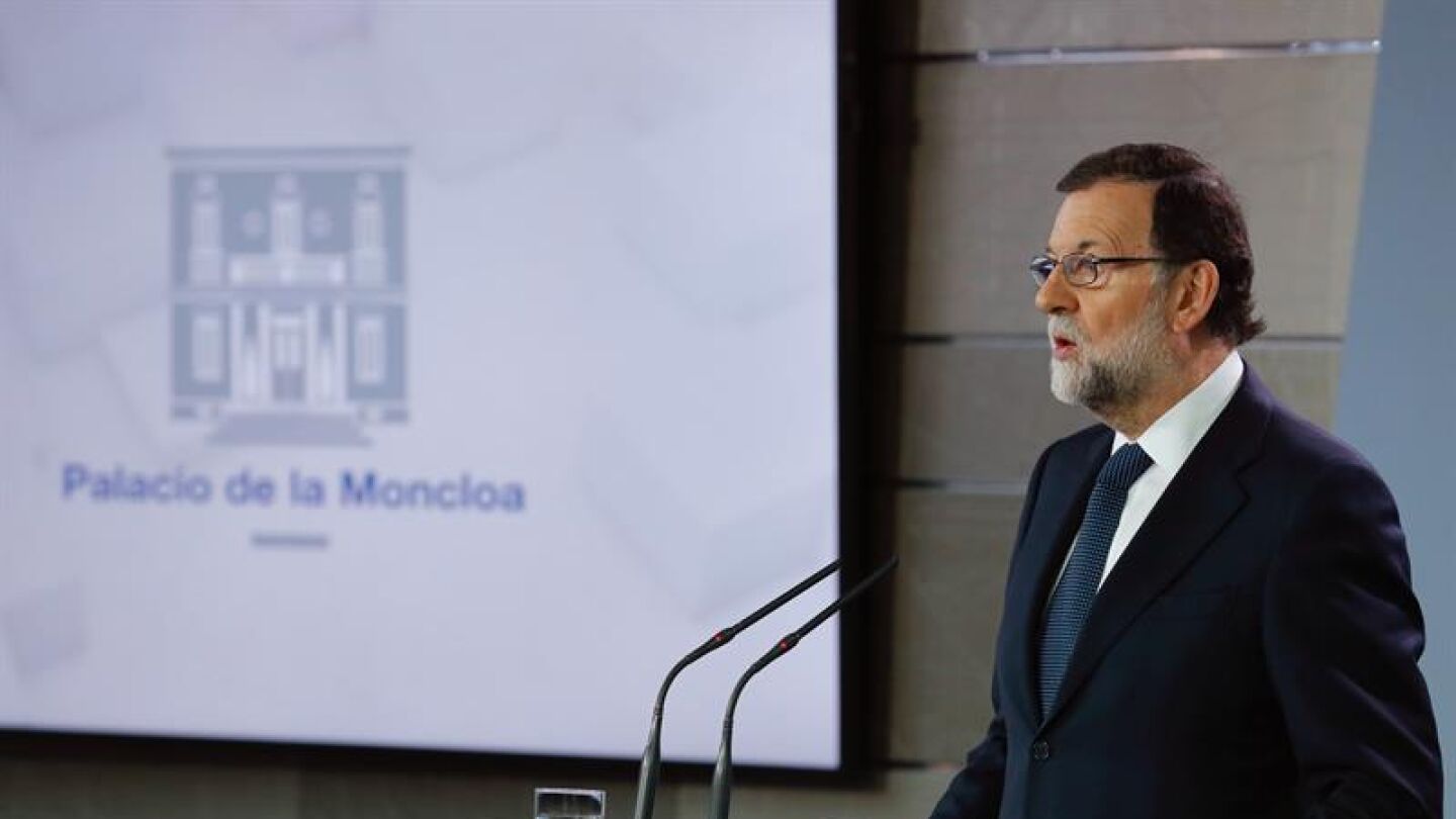 El presidente del Gobierno, Mariano Rajoy, durante su comparecencia ante los medios tras la reuni&oacute;n extraordinaria del Consejo de Ministros