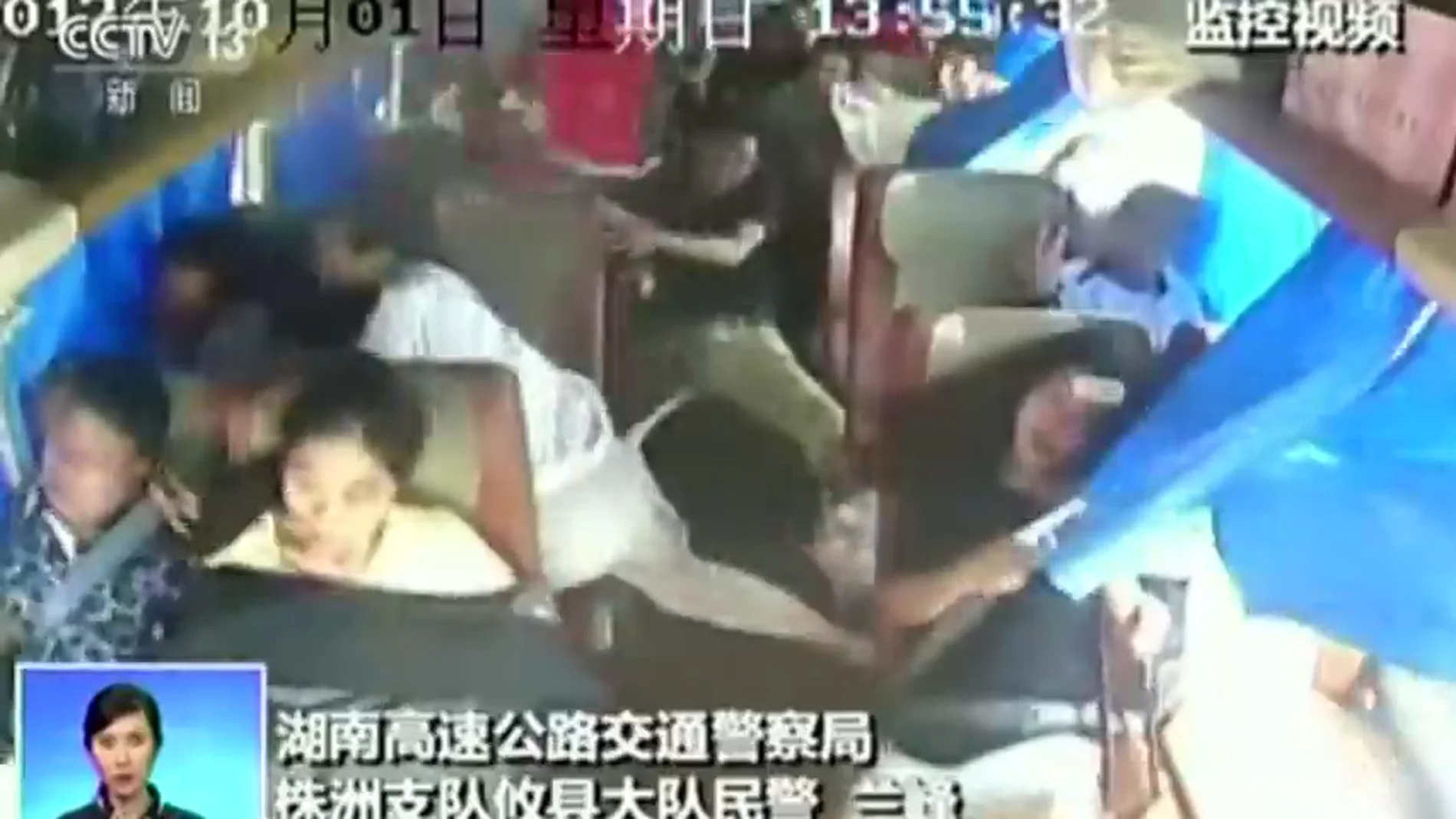 Impactantes imágenes captadas por una cámara de seguridad del momento en el que un autobús sufre un accidente en China