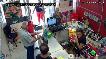 Imagen del atraco a punta de pistola frustrado en Sevilla