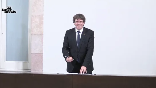 Carles Puigdemont firmando Carles Puigdemont firmando un documento