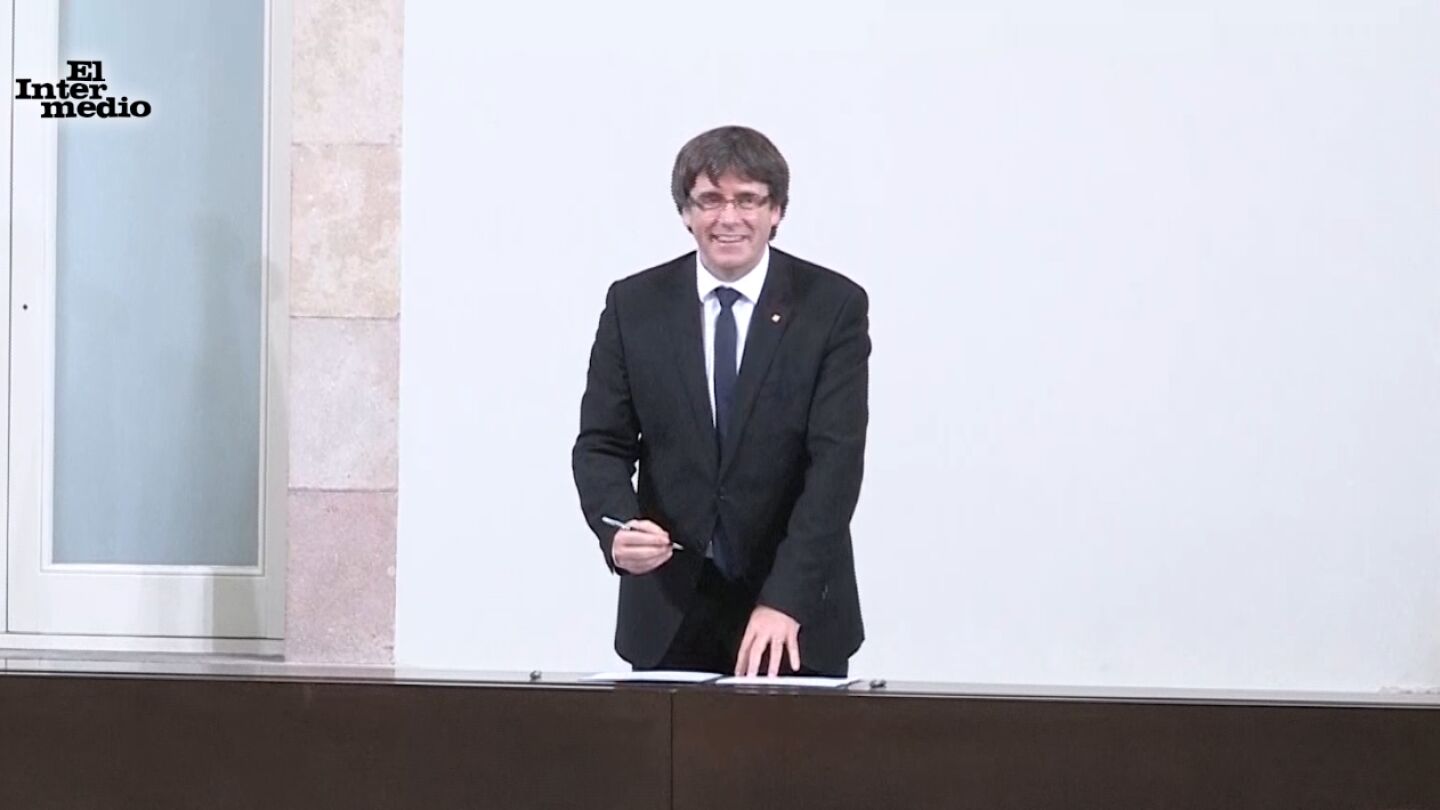 Carles Puigdemont firmando un documento