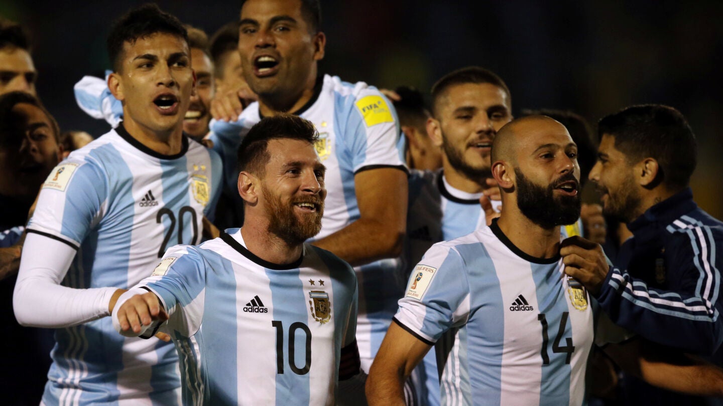 Messi celebra con sus compa&ntilde;eros el pase de Argentina al Mundial
