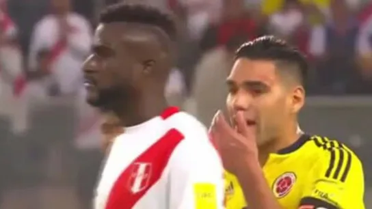 Falcao, hablando con los jugadores peruanos Falcao, hablando con los jugadores peruanos