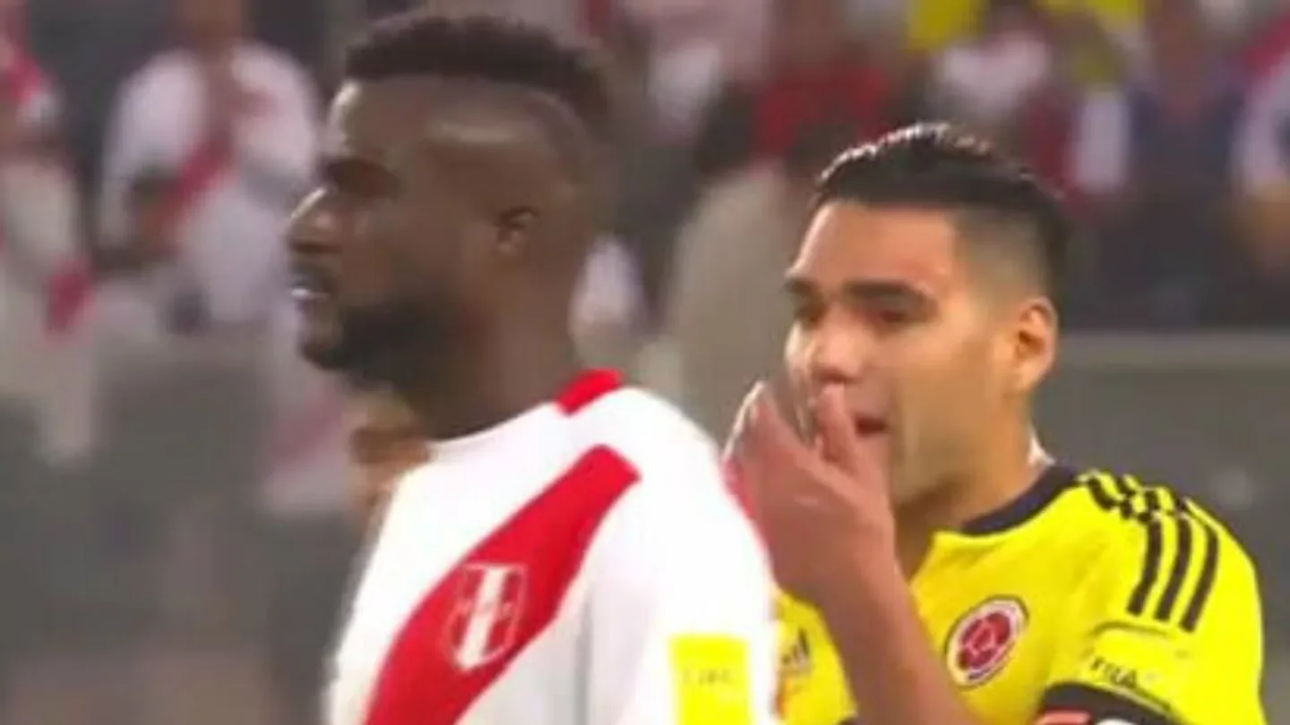 Falcao, hablando con los jugadores peruanos Falcao, hablando con los jugadores peruanos