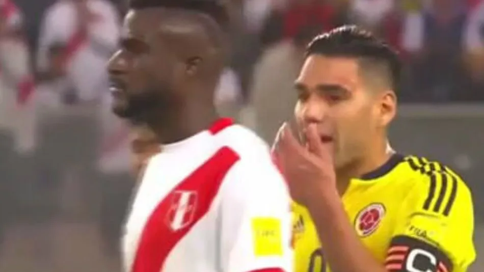 Falcao, hablando con los jugadores peruanos Falcao, hablando con los jugadores peruanos