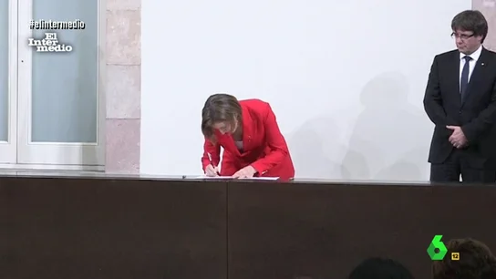 Presidenta del Parlament, Carme Forcadell firmando Carme Forcaell firmando