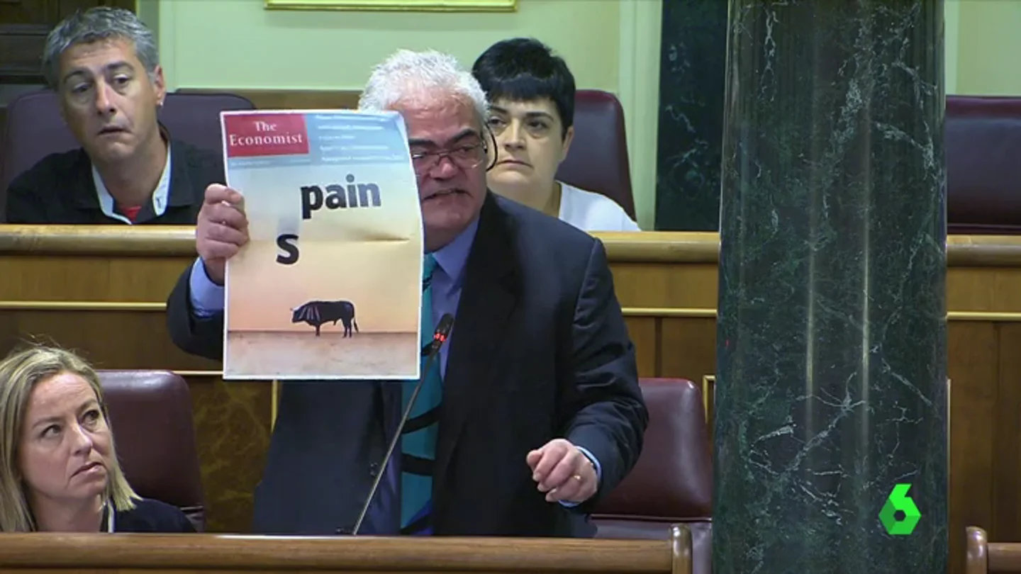 Feliu-Joan Guillaumes exhibe en el Congreso una portada de 2012 Feliu-Joan Guillaumes exhibe en el Congreso una portada de 2012