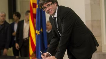 El presidente de la Generalitat, Carles Puigdemont, firma el documento sobre la Independencia