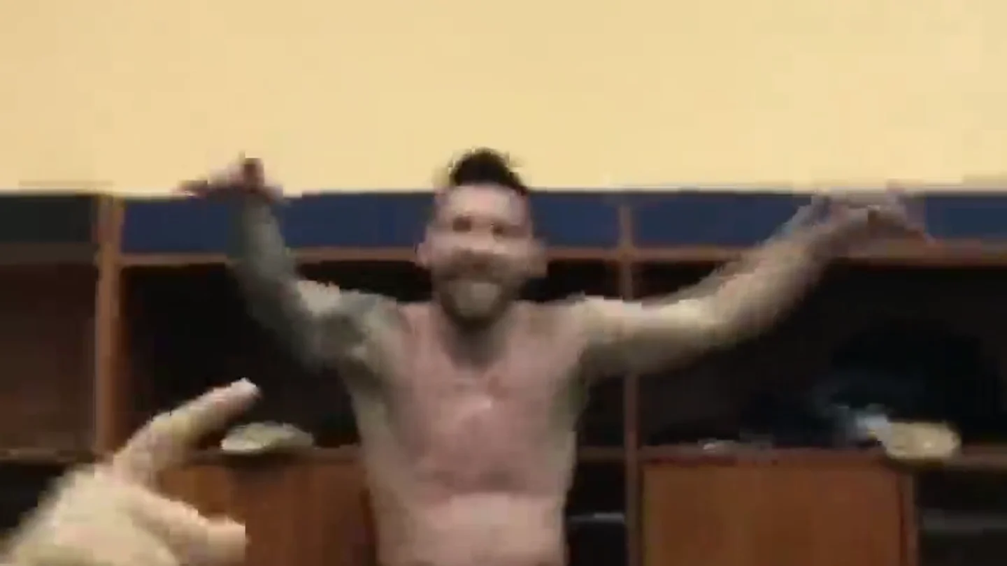 Locura en el vestuario de Argentina: Messi y la albiceleste cantando tras meterse en el Mundial. Locura en el vestuario de Argentina: Messi y la albiceleste cantando tras meterse en el Mundial.