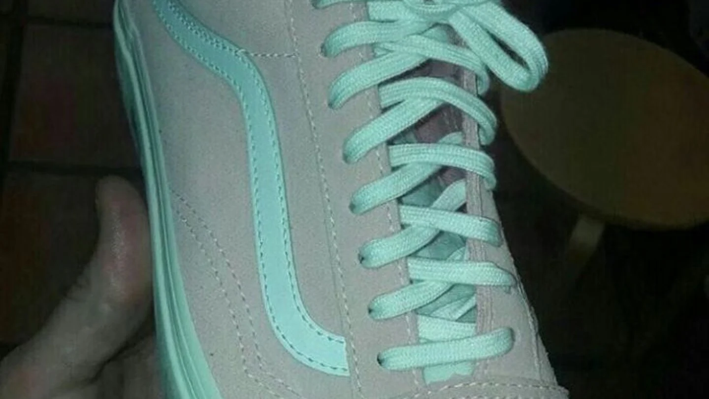 Zapatilla gris y celeste Zapatilla de deporte