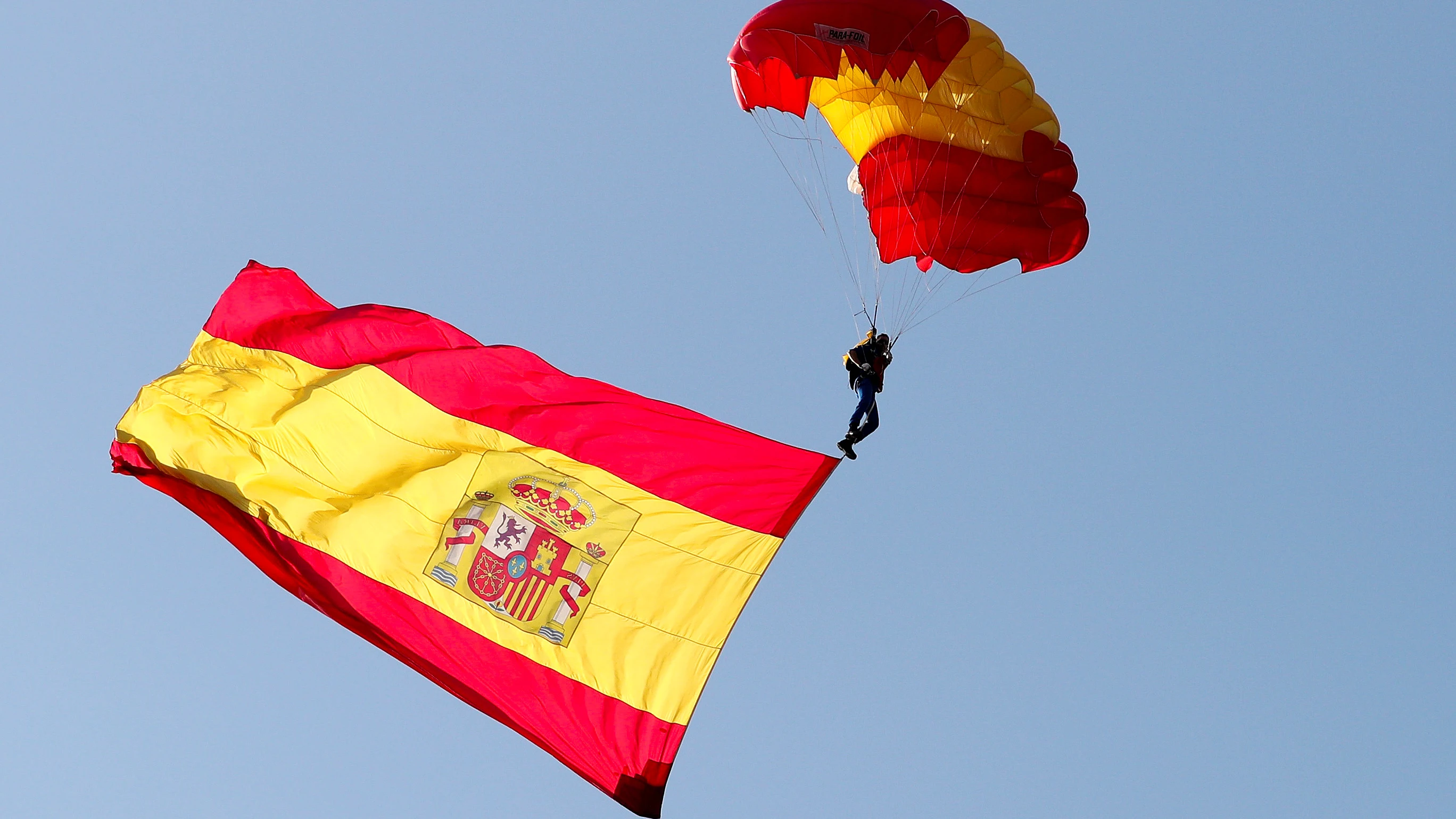 Paracaidista en el desfile de la Fiesta Nacional 