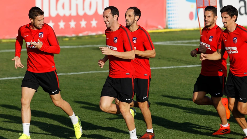 Godín bromea con Gabi en un entrenamiento del Atlético