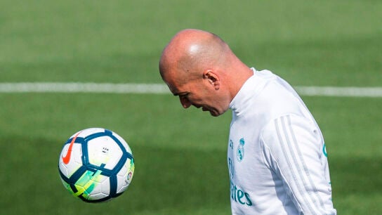 Zidane da toques durante un entrenamiento del Real Madrid