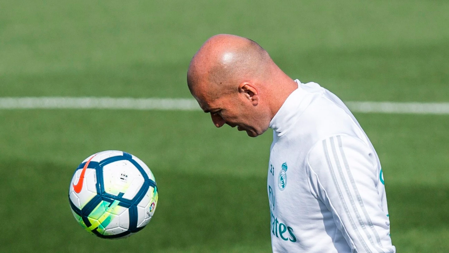 Zidane da toques durante un entrenamiento del Real Madrid Zidane da toques durante un entrenamiento del Real Madrid