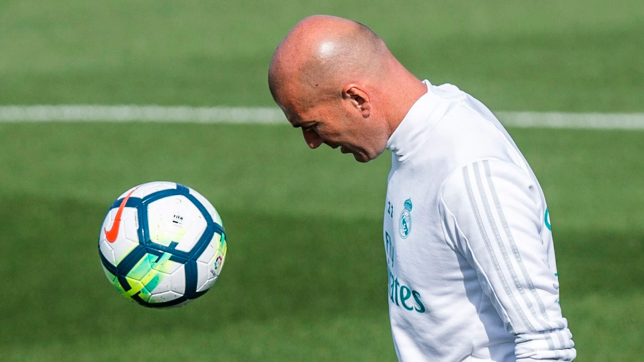 Zidane da toques durante un entrenamiento del Real Madrid