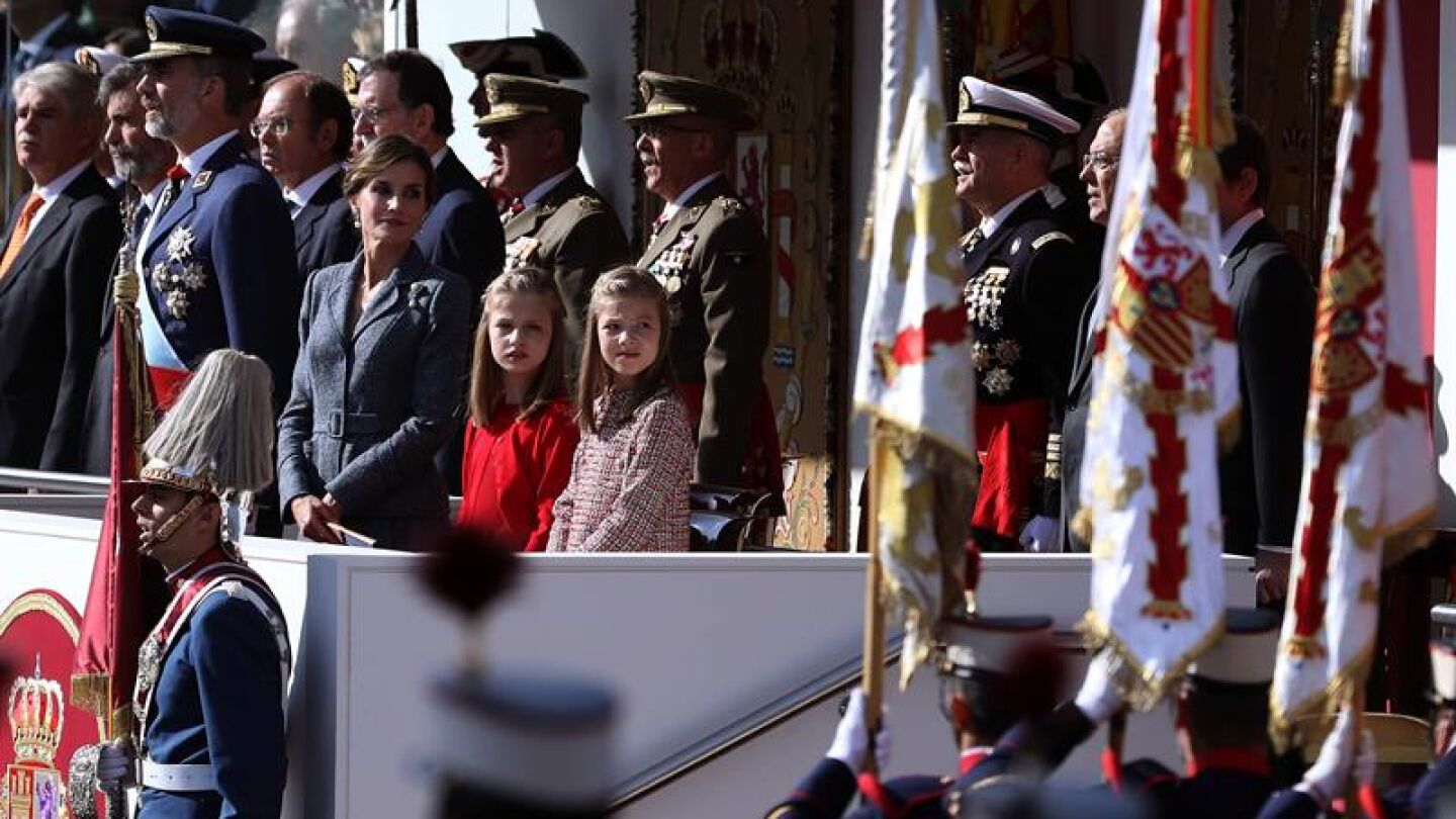 Los Reyes Felipe y Letizia junto a sus hijas, la princesa Leonor y la infanta Sof&iacute;a, presiden el desfile del D&iacute;a de la Fiesta Nacional