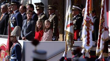 Los Reyes Felipe y Letizia junto a sus hijas, la princesa Leonor y la infanta Sofía, presiden el desfile del Día de la Fiesta Nacional
