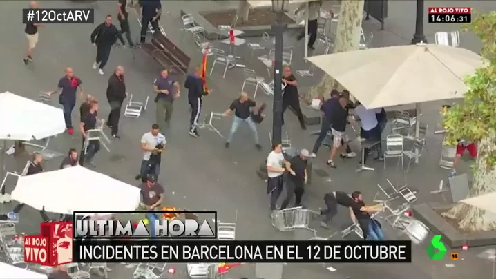 Brutal enfrentamiento a sillazos entre dos grupos de extrema derecha en Barcelona Brutal enfrentamiento a sillazos entre dos grupos de extrema derecha en Barcelona