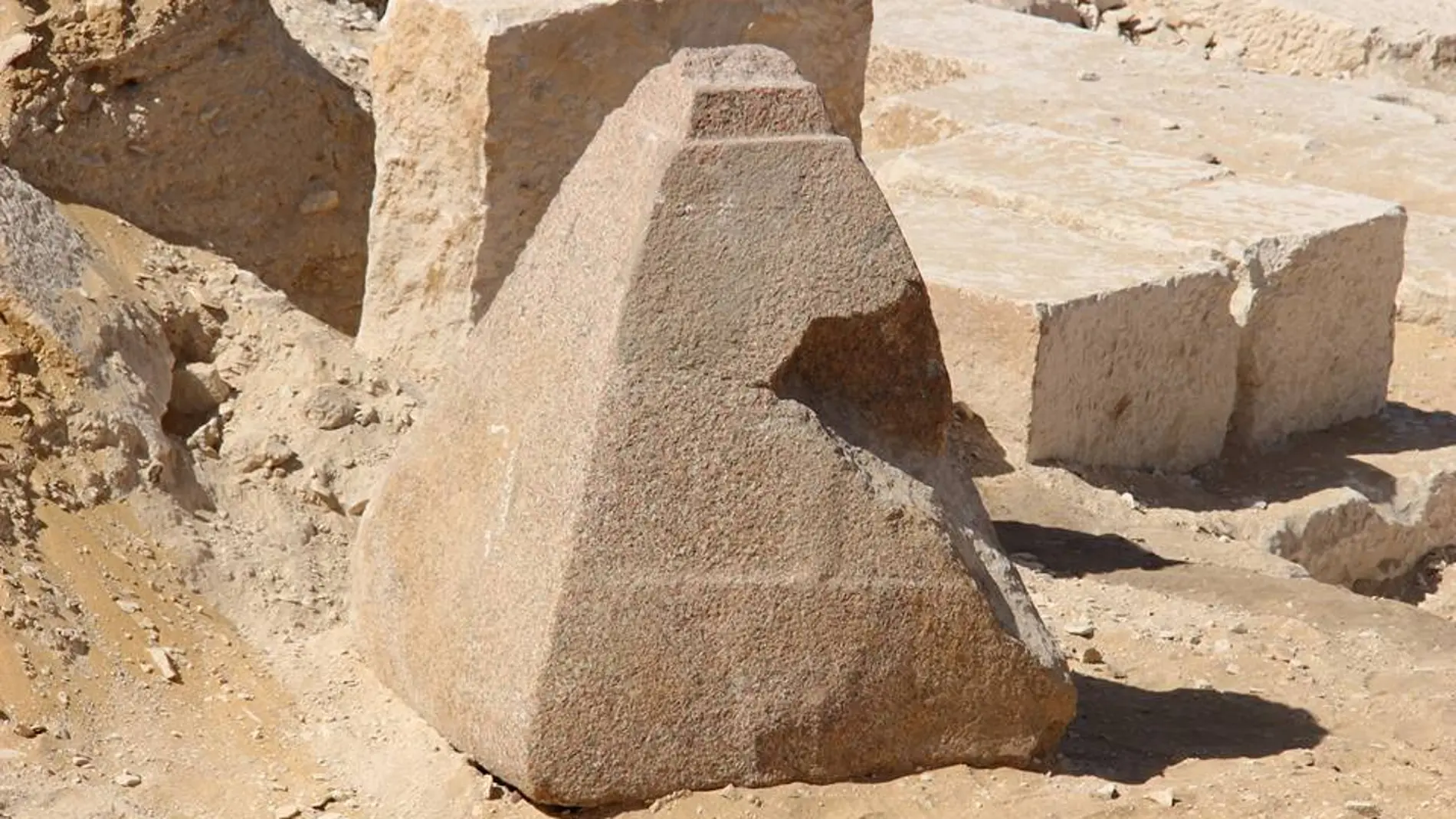 Descubierta una pirámide pequeña de granito rosado al sur de El Cairo