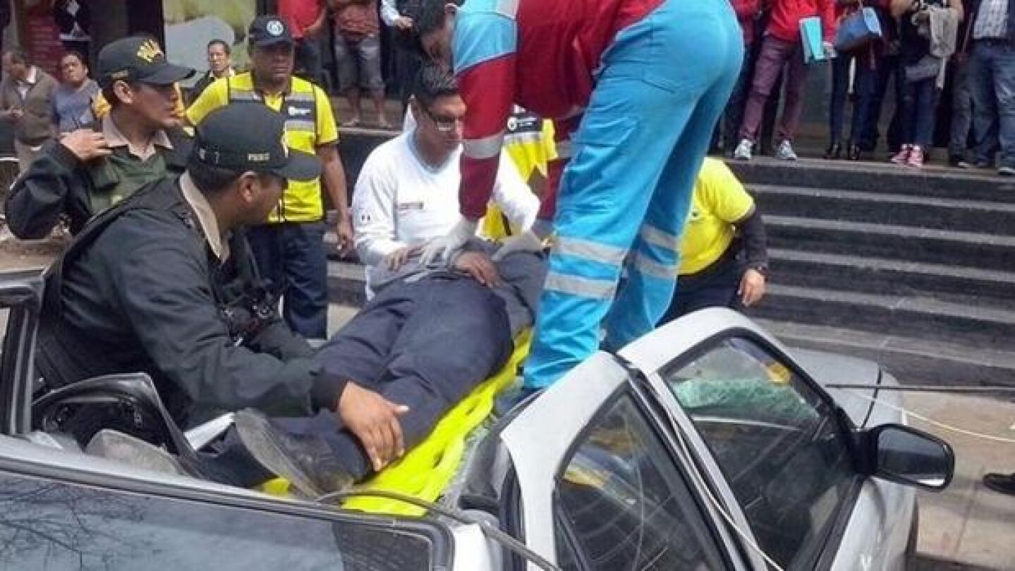 Los equipos sanitarios atienden a un hombre que cay&oacute; desde un piso 18