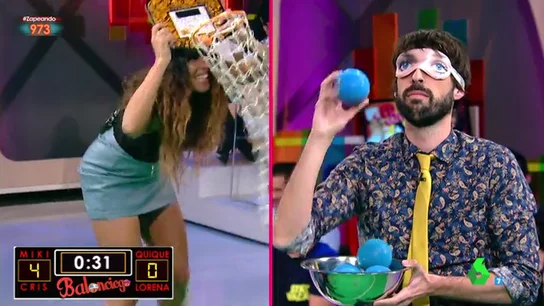 Encestan con los ojos cerrados y la canasta en la frente: Quique Peinado y Lorena Castell 'no han dado ni una' Encestan con los ojos cerrados y la canasta en la frente: Quique Peinado y Lorena Castell 'no han dado ni una'