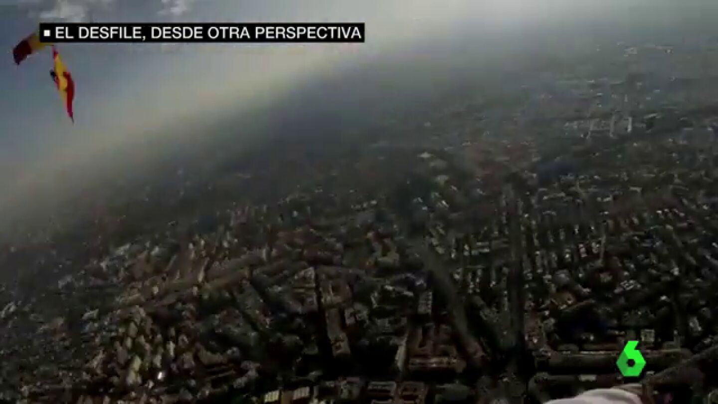 As&iacute; grab&oacute; su espectacular descenso uno de los paracaidistas