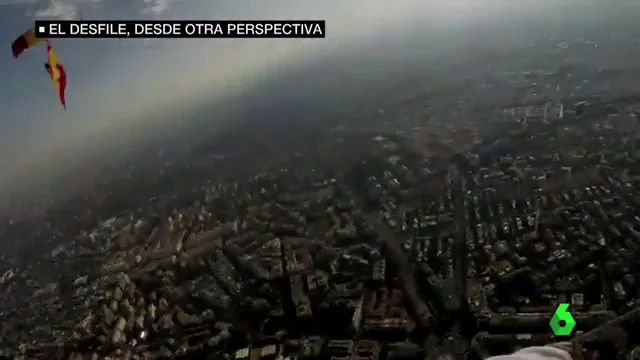 Así grabó su espectacular descenso uno de los paracaidistas