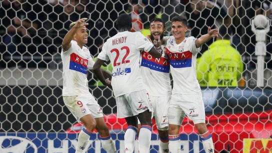 Mariano celebra con sus compa&ntilde;eros un gol del Olympique de Lyon