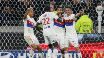 Mariano celebra con sus compañeros un gol del Olympique de Lyon