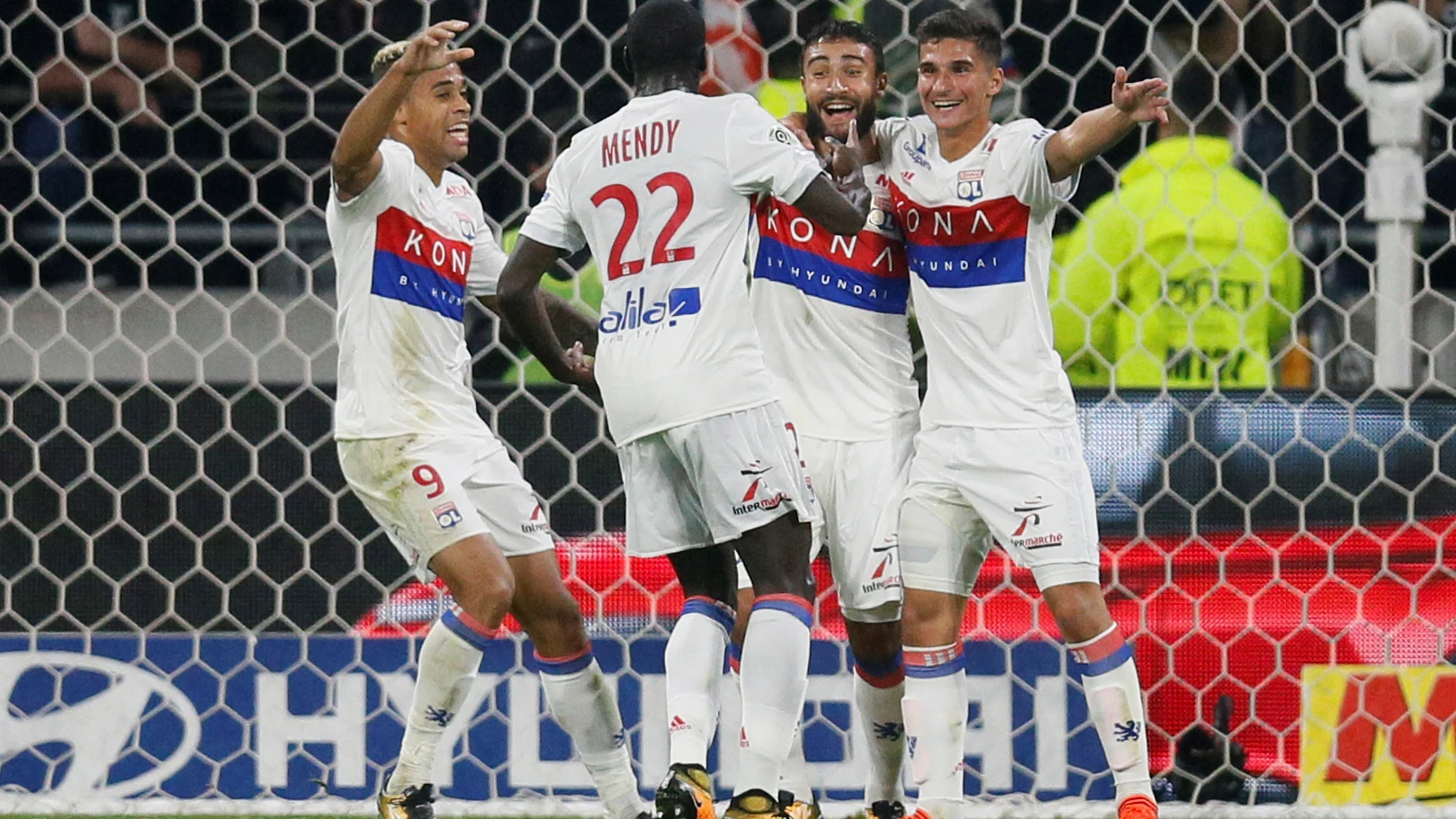 Mariano celebra con sus compañeros un gol del Olympique de Lyon